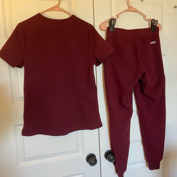 Small top/XS bottoms: Maroon Figs Scrub Set- Technical collection - Picture 2 of 5